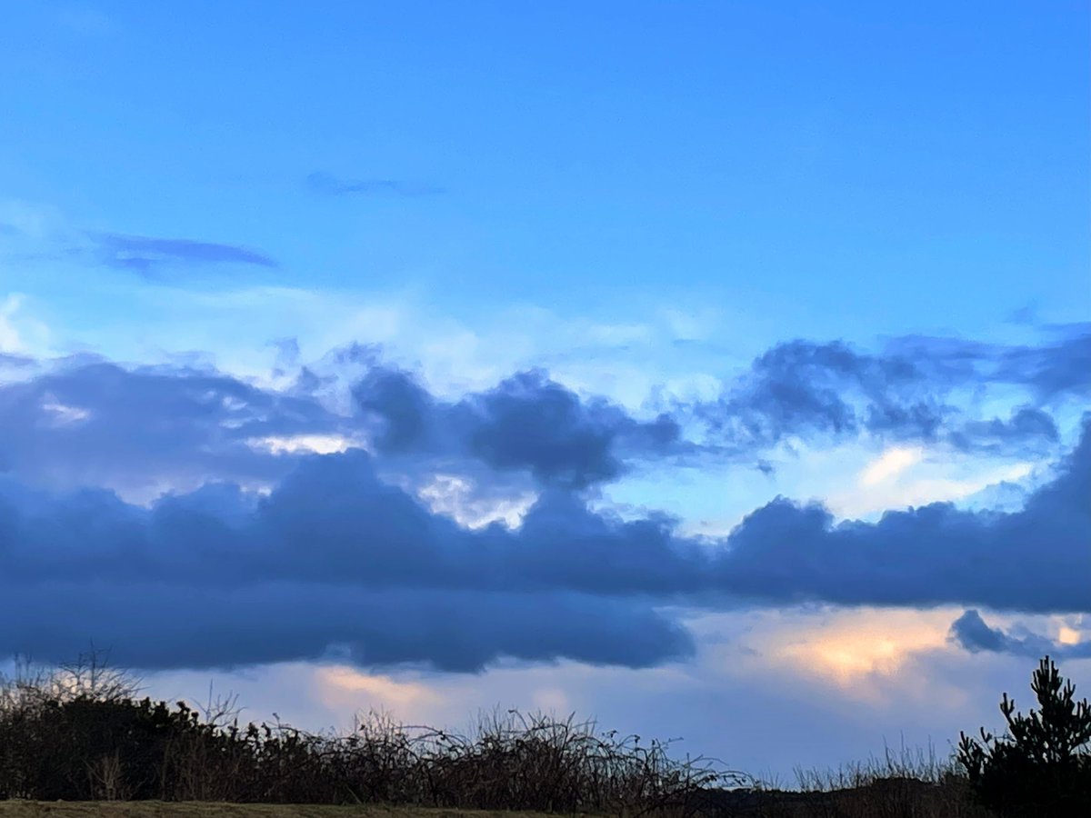 Titian’s skies this evening. Such calming yet dramatic atmosphere. 
#Devon #devonhour #dusk #crepuscolo