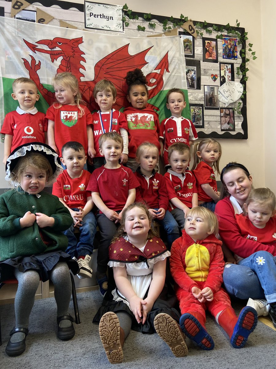 #DyddGwylDewiHapus from the children of Afternoon Nursery. @StMarysCIW