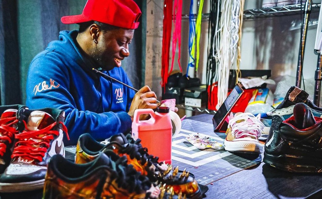 Any NSCAD alum will tell you that an artist’s creative journey never runs a straight line. Meet Kemmy Smith, a NSCAD alumni who balances his passion for sneaker art with barbering and tattoo artistry. Read his full story: ow.ly/9byO50QJXZG