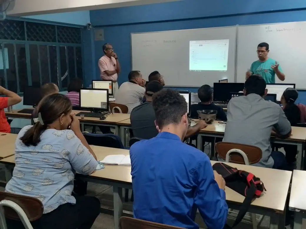 UPTBolivar's tweet photo. Desde nuestra casa de estudios avanzamos con la formación docente en la creación de aulas virtuales y desarrollo de contenido, para brindar una educación de calidad a nuestros estudiantes. 🤓
#NoPodránConVenezuela @NicolasMaduro https://t.co/pCE44rDUUy