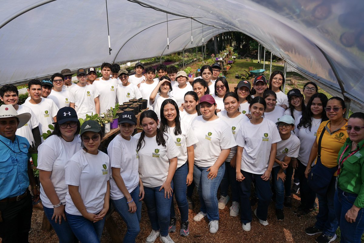 MuniDeSPS's tweet photo. Para impulsar el cuidado y preservación del ambiente, la administración del alcalde @OficialRobertoC lleva a cabo actividades en el vivero Santa Ana, dirigidas a los estudiantes de último año de carrera de los centros educativos que necesitan hacer su trabajo educativo social. https://t.co/D9YvKAJH6c