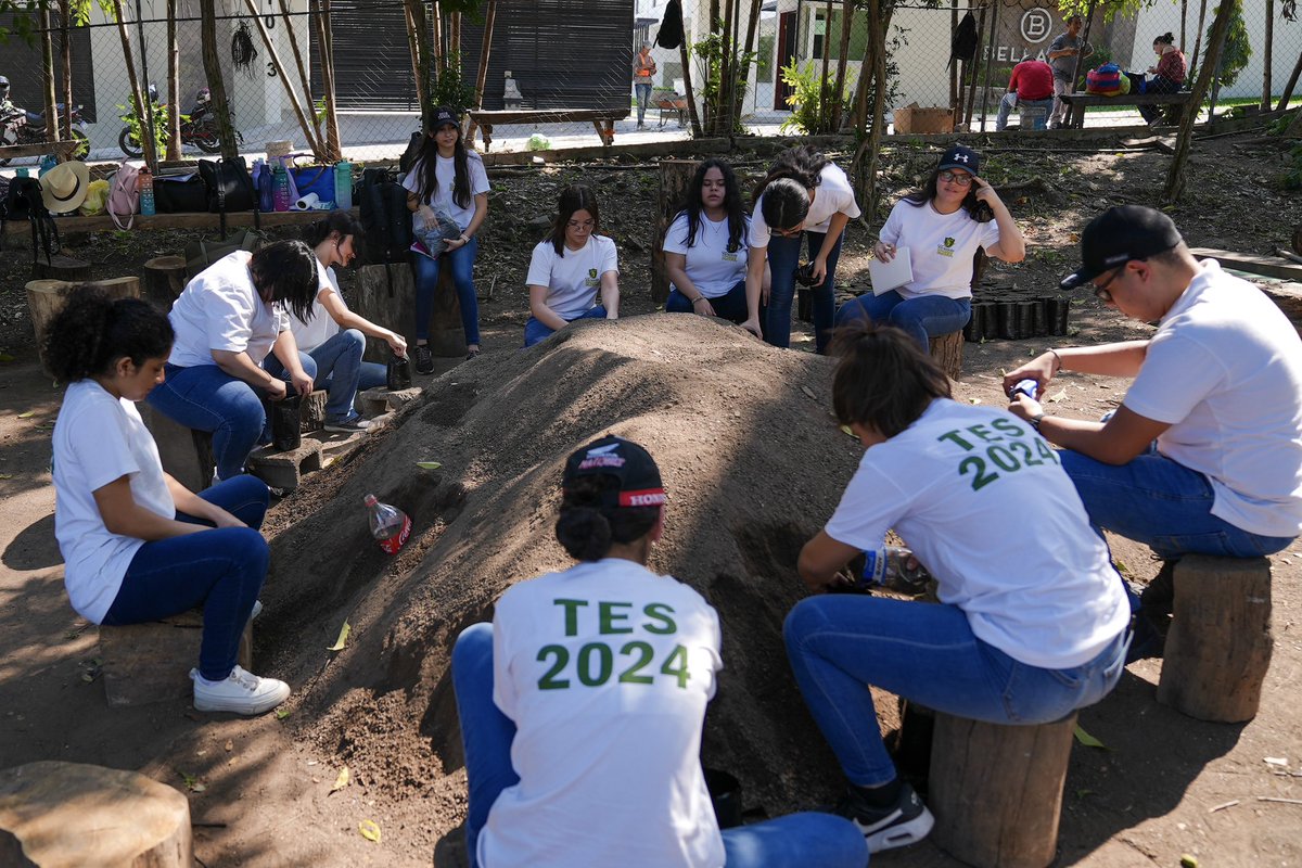 MuniDeSPS's tweet photo. Para impulsar el cuidado y preservación del ambiente, la administración del alcalde @OficialRobertoC lleva a cabo actividades en el vivero Santa Ana, dirigidas a los estudiantes de último año de carrera de los centros educativos que necesitan hacer su trabajo educativo social. https://t.co/D9YvKAJH6c