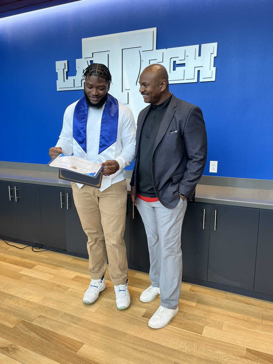 For some it’s only the X’s and O’s for me it’s about helping dudes do what they say they want to do and Cheer them on the whole way! Congrats <a href="/HallDeshon/">Tha Biggest ✋🏾</a> so proud of you!!