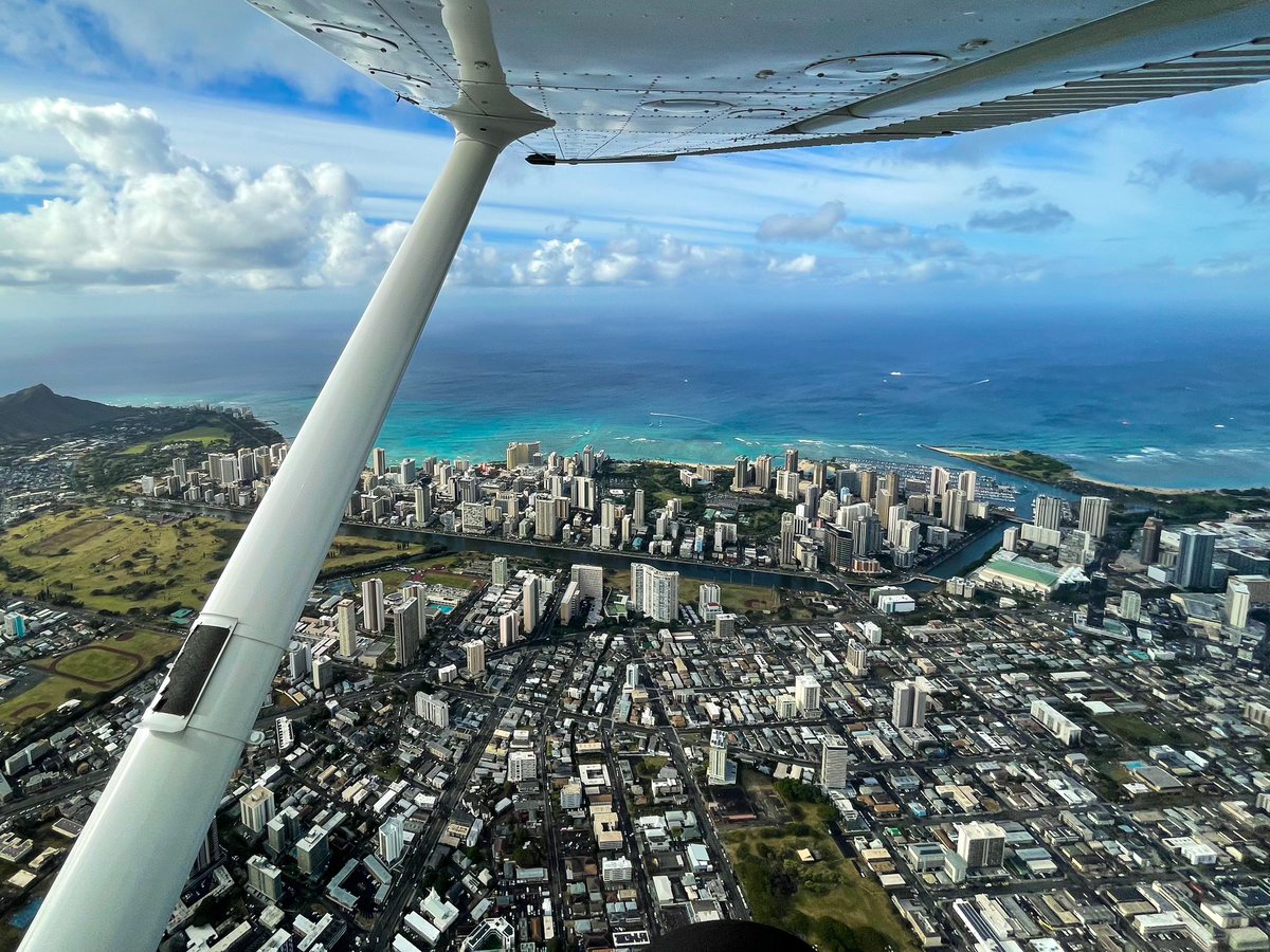 WesleyEllery's tweet photo. O’ahu from a Skyhawk! One of the best flights of my life getting to see Kaaawa, Honolulu and Pearl Harbor from above. My friend has one cool damn job being a CFI out here, Hawaii is like no other! #avgeek https://t.co/GA5nPVyQgy