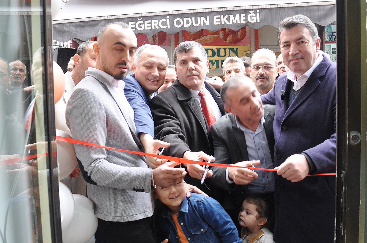 ozcanulupinar67's tweet photo. Hazal Hafriyat Sinan Boncuk kardeşimizin yeni açmış olduğu işletmesinin açılışına katıldık.

Hayırlı olsun temennisinde bulunarak, bol bereketli kazançlar diledik.

#AkPartiDevrek 
#GerçekBelediyecilik
#HazırızKararlıyız 
#ÖzcanUlupınar
#HepBirlikteYenidenDevrek https://t.co/IcKYhsJ08R