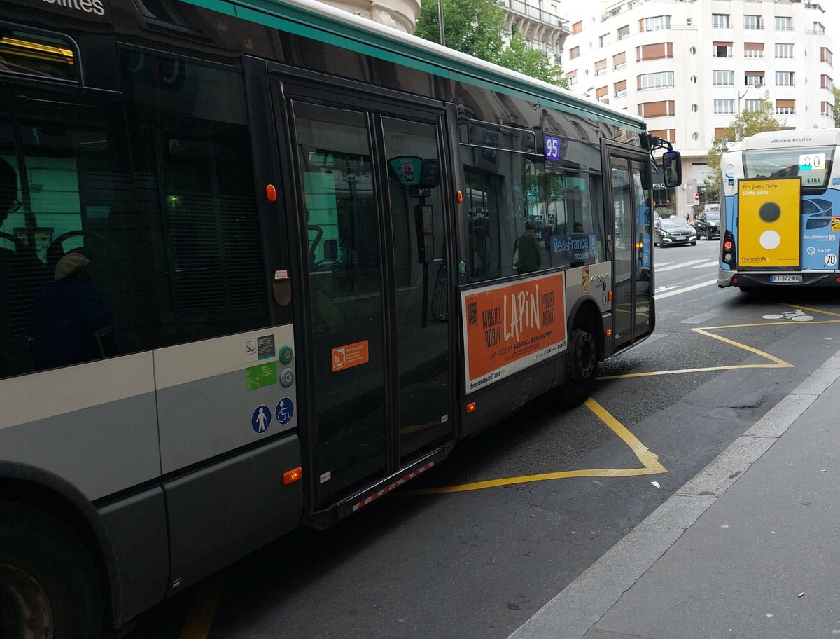 transportsidf's tweet photo. Une galère de six mois en perspective pour les usagers des bus à Paris et en petite couronne

Dès lundi, six premières lignes vont être déviées à Paris, en raison de l'installation d'infrastructures pour les JO

La liste va s'allonger à partir de mai
➡️ https://t.co/0uGvAwf9hw https://t.co/2nGZmEdLHY