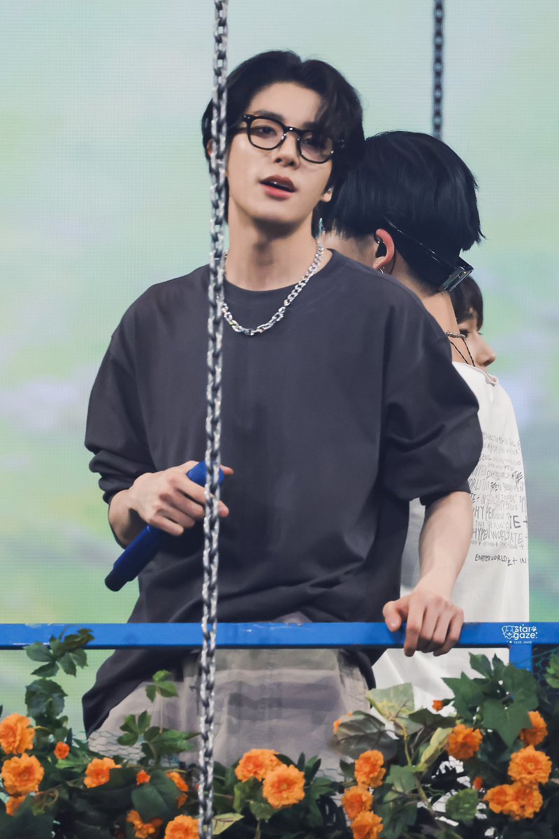 สเปคง่ายๆ 3 ข้อ : หล่อ ผมดำ ใส่แว่น