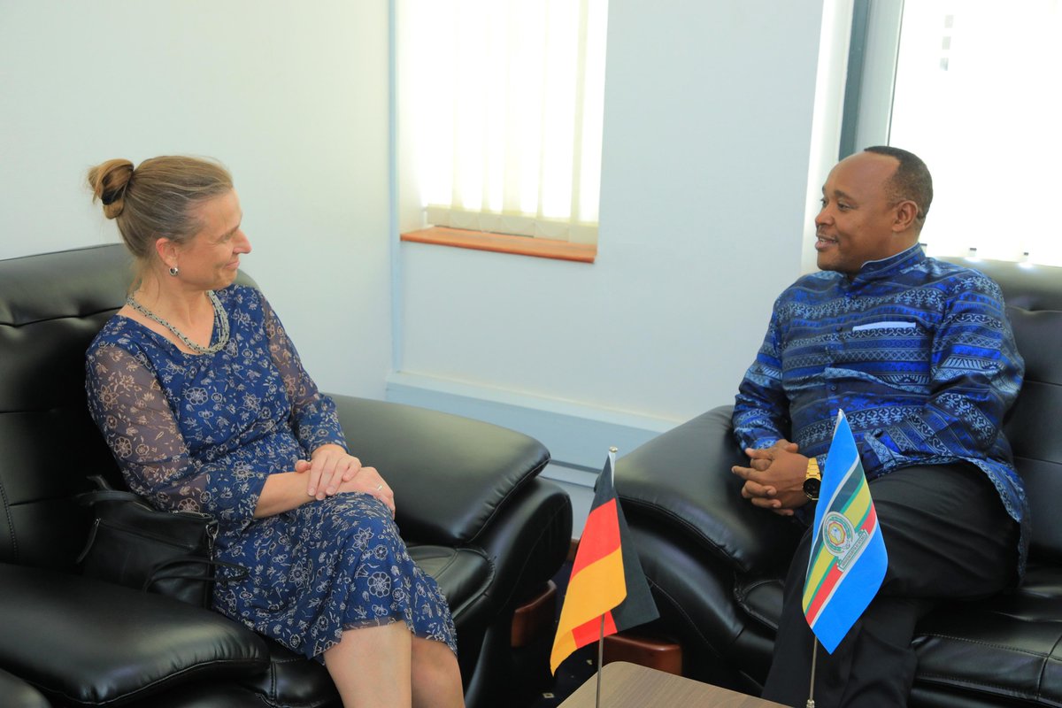 EAC Secretary General @pmathuki today received the Minister of State of the German Federal Foreign Office, @KatjaKeul, at the EAC headquarters. They discussed strengthening trade and economic ties between EAC & Germany, and support to peace & security initiatives in the region.