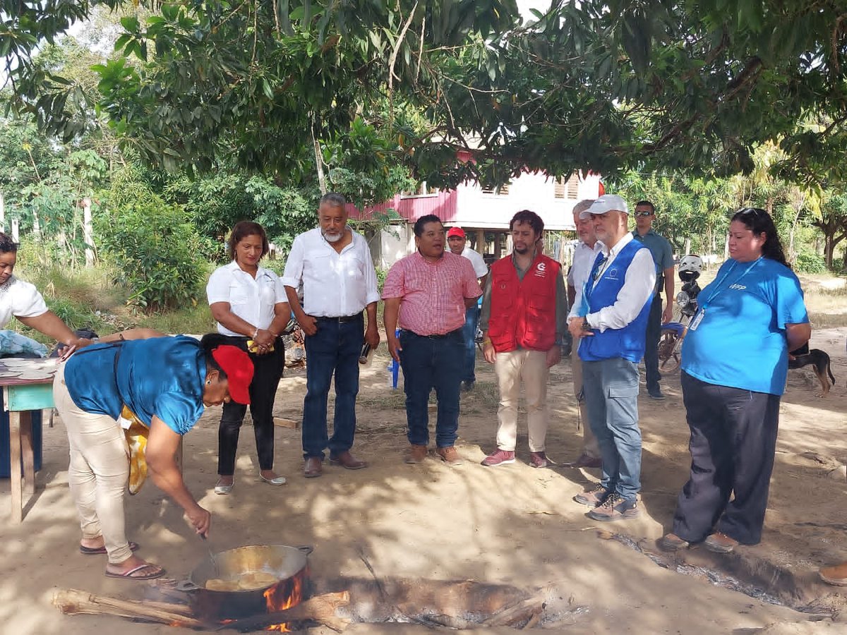 NMoskitiahn's tweet photo. P U E R T O  L E M P I R A
#NoticiasMuskitiaHn
La visita de los Cooperantes: La #UniónEuropea Junto al #ProgramaMundialdeAlimentos, conocieron sobre el Programa Nacional de Alimentación Escolar en el Centro Escolar Miguel Petters Pérez de #PuertoLempira. https://t.co/wfv7MjKmVT
