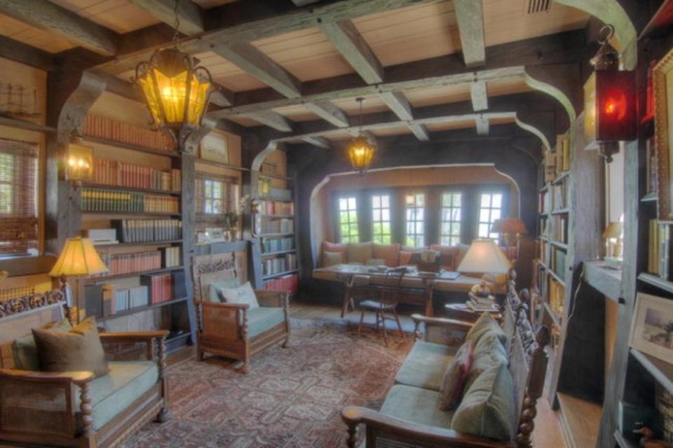 Un lieu pour lire... Bibliothèque du dramaturge Eugene O'Neill (1888-1953) dans sa propriété de 1931 à Sea Island, en Géorgie, aux USA.