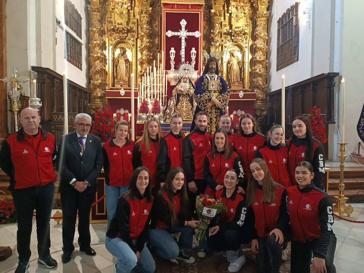 La plantilla del Deza CBM ha realizado una ofrenda floral en nombre del club esta tarde ante el Cristo de la <a href="/hdad_rescatado/">Hermandad del Rescatado</a>. Le pedimos protección y suerte para este final de temporada