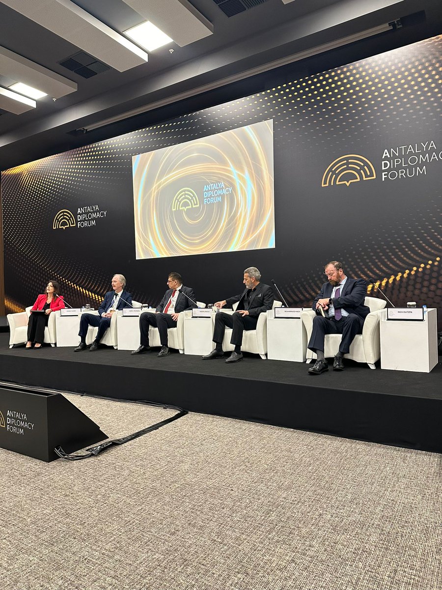 IR_Okan's tweet photo. Öğrencilerimiz Muzaffer Üngan ve Dilara Atik, öğrencilerimizi temsilen Antalya Diplomasi Forumu'na katıldılar. Kendilerine verimli oturumlar diliyoruz. https://t.co/jxtdBQrPRD
