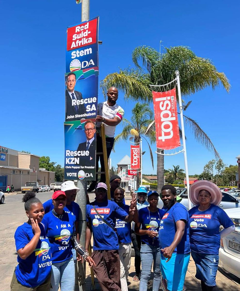 MayorPappas's tweet photo. DA KwaZulu-Natal public representatives and activists flighting election posters across the province to encourage residents to #VoteDA on 29 May.

You deserve a government that WORKS for you,proven where we govern, only the DA can #RescueKZN ! 

#RescueSA https://t.co/kFn04HR0IQ