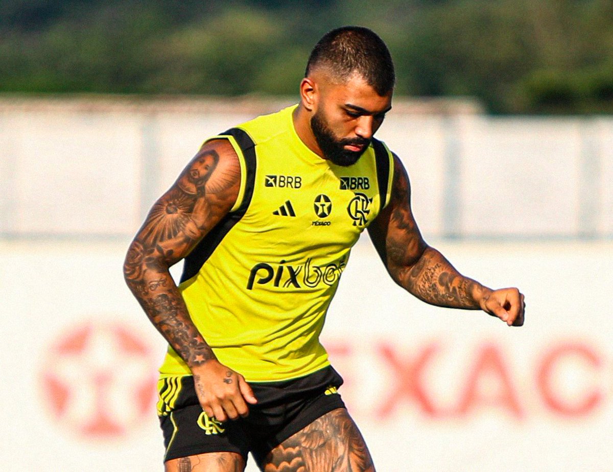 fla_infos's tweet photo. Gabigol e Wesley, que estão fora do jogo de amanhã, estavam realizando um treinamento específico juntos após o treino.

O lateral fazia cruzamentos enquanto o atacante finalizava. Foi justamente nessa atividade que ambos acabaram sofrendo lesões musculares de grau 1.

(Via @venecasagrande)