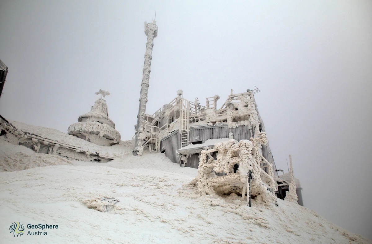 ein mit Schnee bedecktes Gebäude