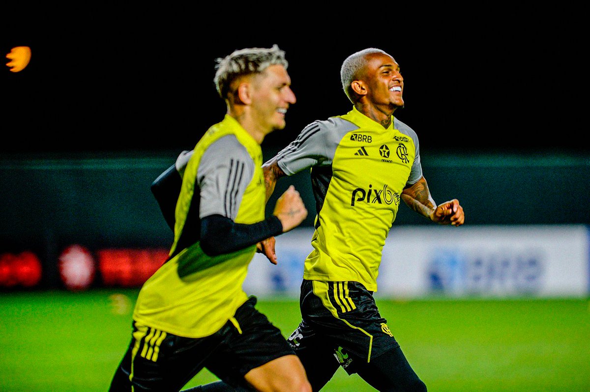 fla_infos's tweet photo. Gabigol e Wesley, que estão fora do jogo de amanhã, estavam realizando um treinamento específico juntos após o treino.

O lateral fazia cruzamentos enquanto o atacante finalizava. Foi justamente nessa atividade que ambos acabaram sofrendo lesões musculares de grau 1.

(Via @venecasagrande)