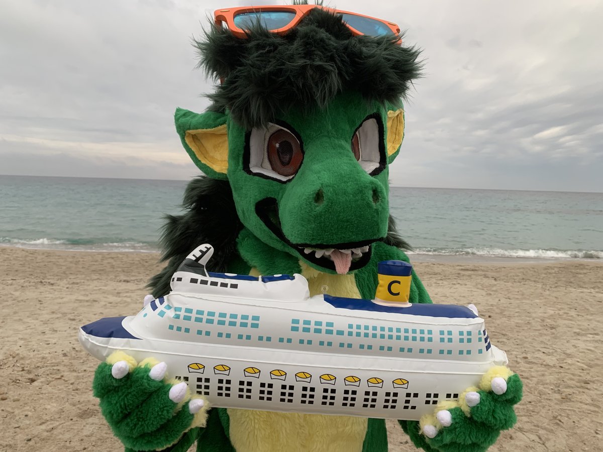 Finally March, warm month (as winter *sad lol*), sun and beach... oh, look what I found in the sea, mind if I keep it? Fursuit by: @CreaturesHalf #MacroMarch #FursuitFriday