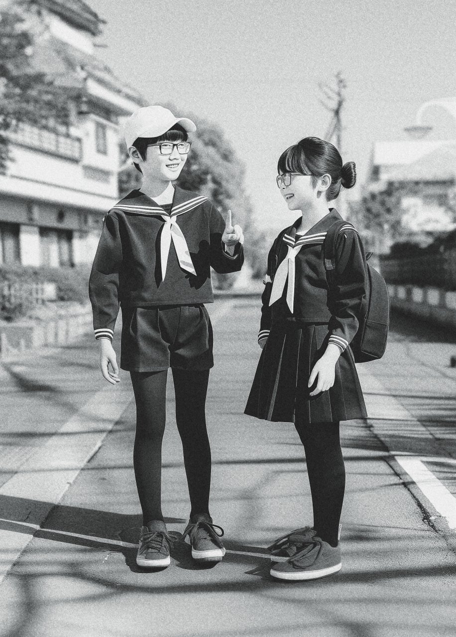 女子小学生タイツ姿 「今はさすがに違うけど、母体が女子校の小学校って昔は小学生男子でも セーラー服に半ズボン、黒タイツ姿が制服だったりしたよね。  女子もほぼ同じスタイル。今は昔の、昭和の時代。」 2006年の投稿です。 実在していたのか、妄想だったのかは ...