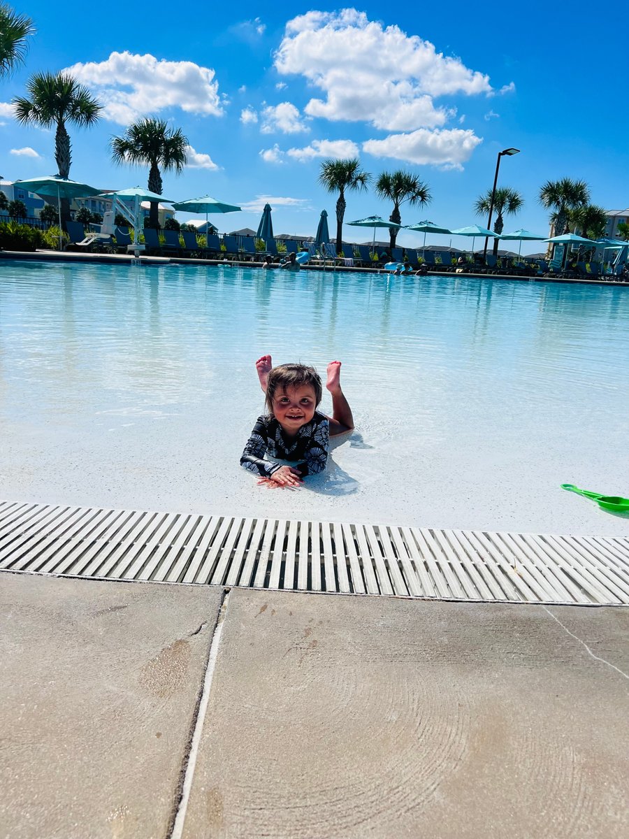 It's all smiles and sunshine here at Margaritaville Resort Orlando! 🌴☀️🌺