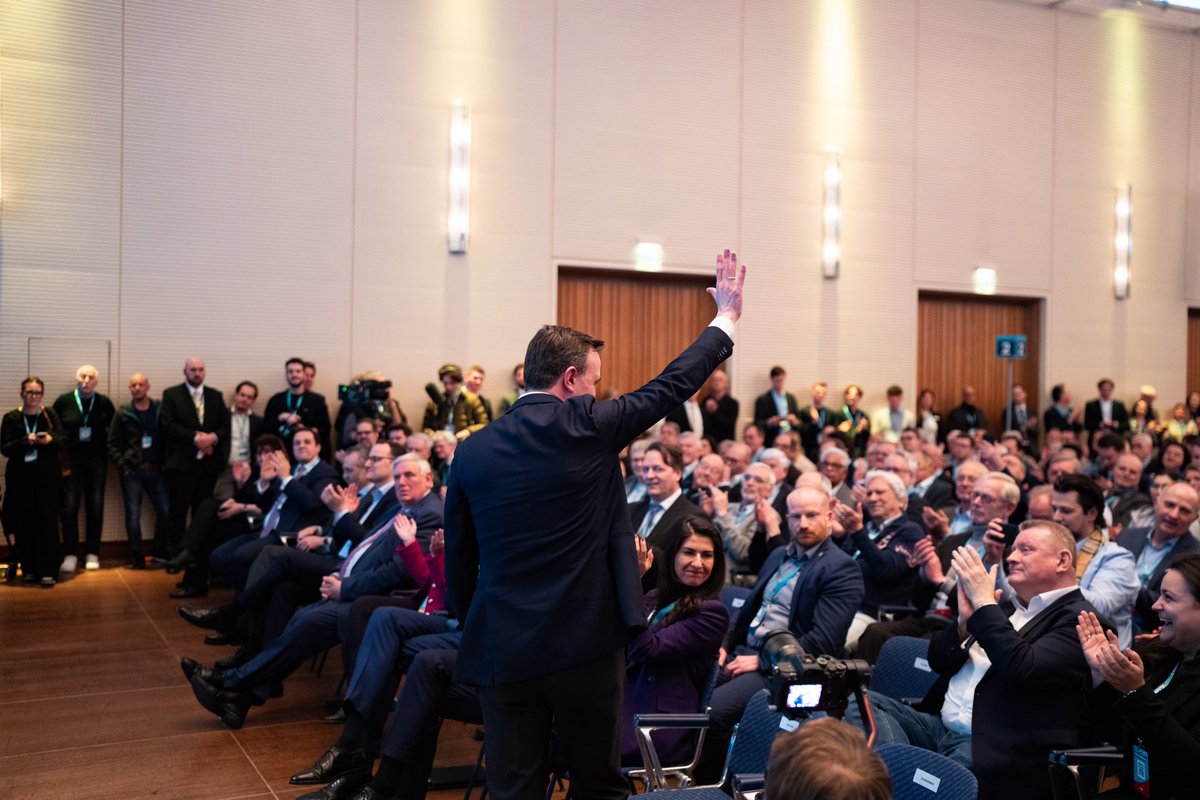 Volles Haus in Köln: über 1.400 CDU-Mitglieder sind gekommen, um über das neue @CDU-Grundsatzprogramm zu diskutieren. Ein ganz starkes Zeichen der Lebendigkeit in unserer Volkspartei! #GrundsätzlichCDU @CDUNRW_de