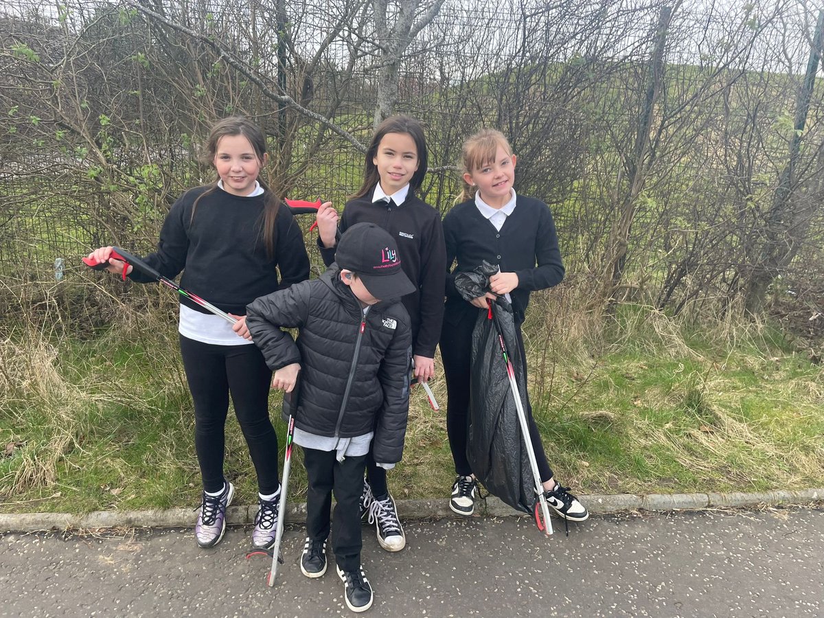 CarnegiePS's tweet photo. Everything eco today with some of our #responsiblecitizens litter picking in the community this afternoon. Thank you for the praise and support from our neighbours 👏🏻
#teamcarnegie https://t.co/iqtmZxIooz