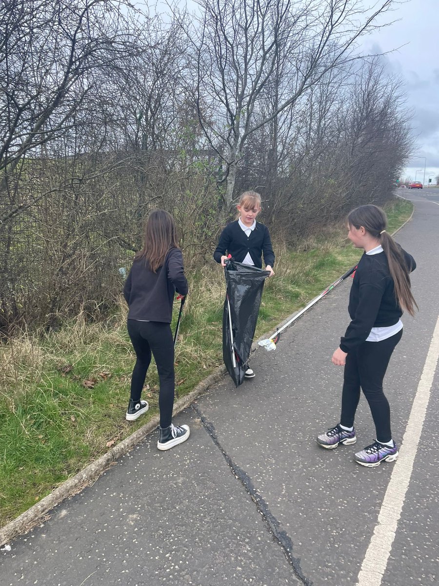 CarnegiePS's tweet photo. Everything eco today with some of our #responsiblecitizens litter picking in the community this afternoon. Thank you for the praise and support from our neighbours 👏🏻
#teamcarnegie https://t.co/iqtmZxIooz