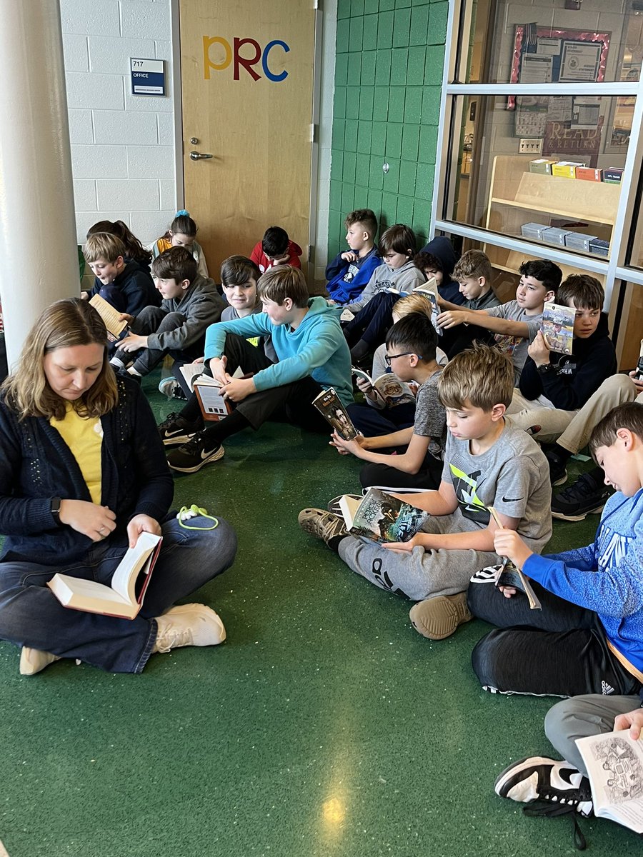 DAISLibrary's tweet image. DAIS annual Stop Drop &amp;amp; Read! The best event we have all year! #ReadAcrossAmerica 🥰📚