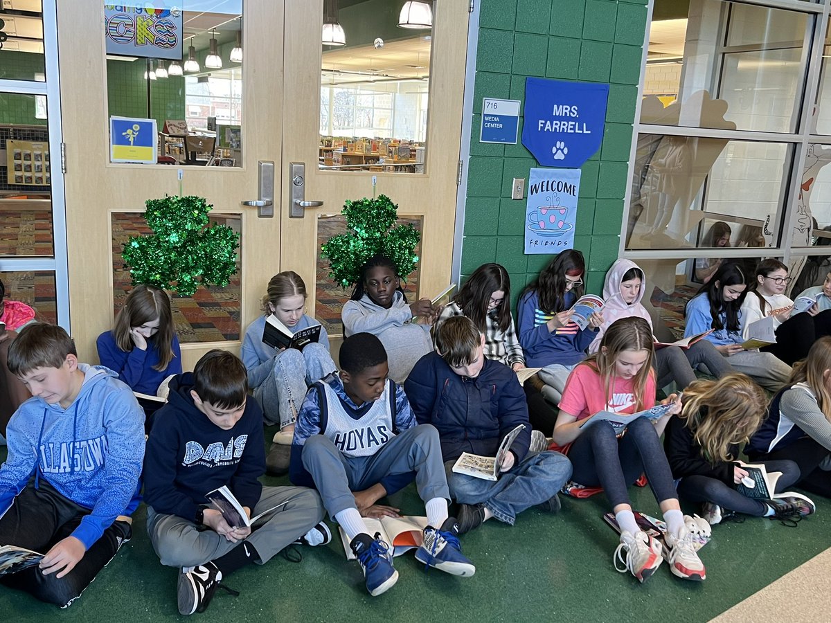 DAISLibrary's tweet image. DAIS annual Stop Drop &amp;amp; Read! The best event we have all year! #ReadAcrossAmerica 🥰📚
