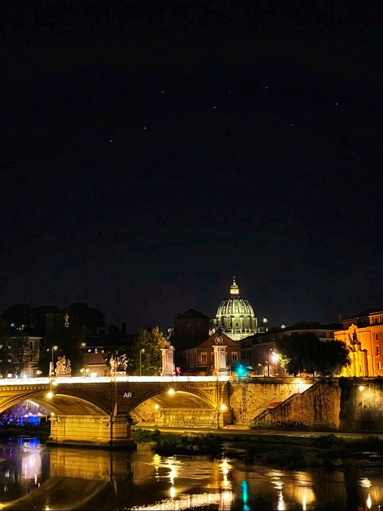 "La notte ha il suo profumo e puoi cascarci dentro 
Che non ti vede nessuno..."🎶
(Ciao Lucio)