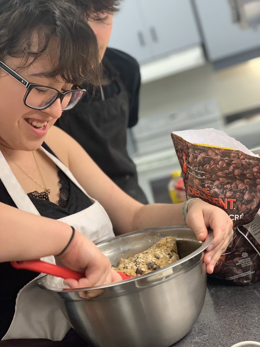 WHCI_FS's tweet photo. Our first good lab of the semester! Oatmeal Chocolate Chip Cookies 🍪 #hfa #measuring #baking https://t.co/zZQvGXu0ca