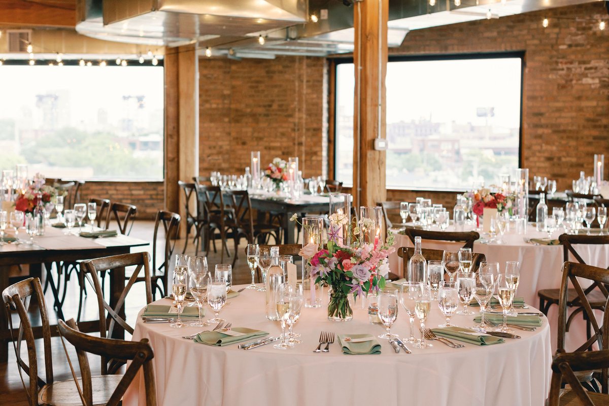 Springtime weddings are right around the corner! Pops of pastels are about to fill the wedding space ✨🌷 📸 Sandra Armenteros Photography #lacunaevents #lacunalofts #chicagoeventvenue #weddingflowers #chicagoweddings #chicagobride