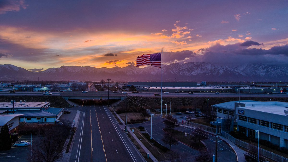 Grallon's tweet image. A glorious #sunrise over the ##Wasatch #mountains 
#flag #oldglory #abc4 
@ThePhotoHour @abc4utah @DroneHour @NateLarsenWX @AlanaBrophyWX @ThomasGeboyWX @ABC @Storyful @natwxdesk @weatherchannel @WeatherNation @accuweather @GovCox @ABCNetwork @FollowTheFlag2