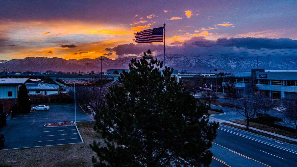 Grallon's tweet image. A glorious #sunrise over the ##Wasatch #mountains 
#flag #oldglory #abc4 
@ThePhotoHour @abc4utah @DroneHour @NateLarsenWX @AlanaBrophyWX @ThomasGeboyWX @ABC @Storyful @natwxdesk @weatherchannel @WeatherNation @accuweather @GovCox @ABCNetwork @FollowTheFlag2