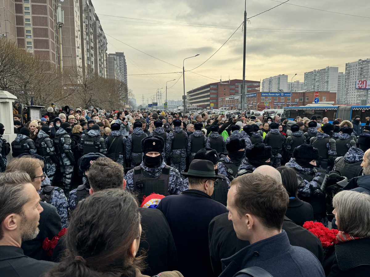 Funérailles organisées avec difficultés par les proches de Navalny, cérémonie d’adieu expédiée, le tout surveillé par des milliers de policiers. Notre reportage ce soir à 20h dans le journal de <a href="/TF1Info/">TF1Info</a> avec <a href="/gilles_parrot/">Gilles Parrot</a>