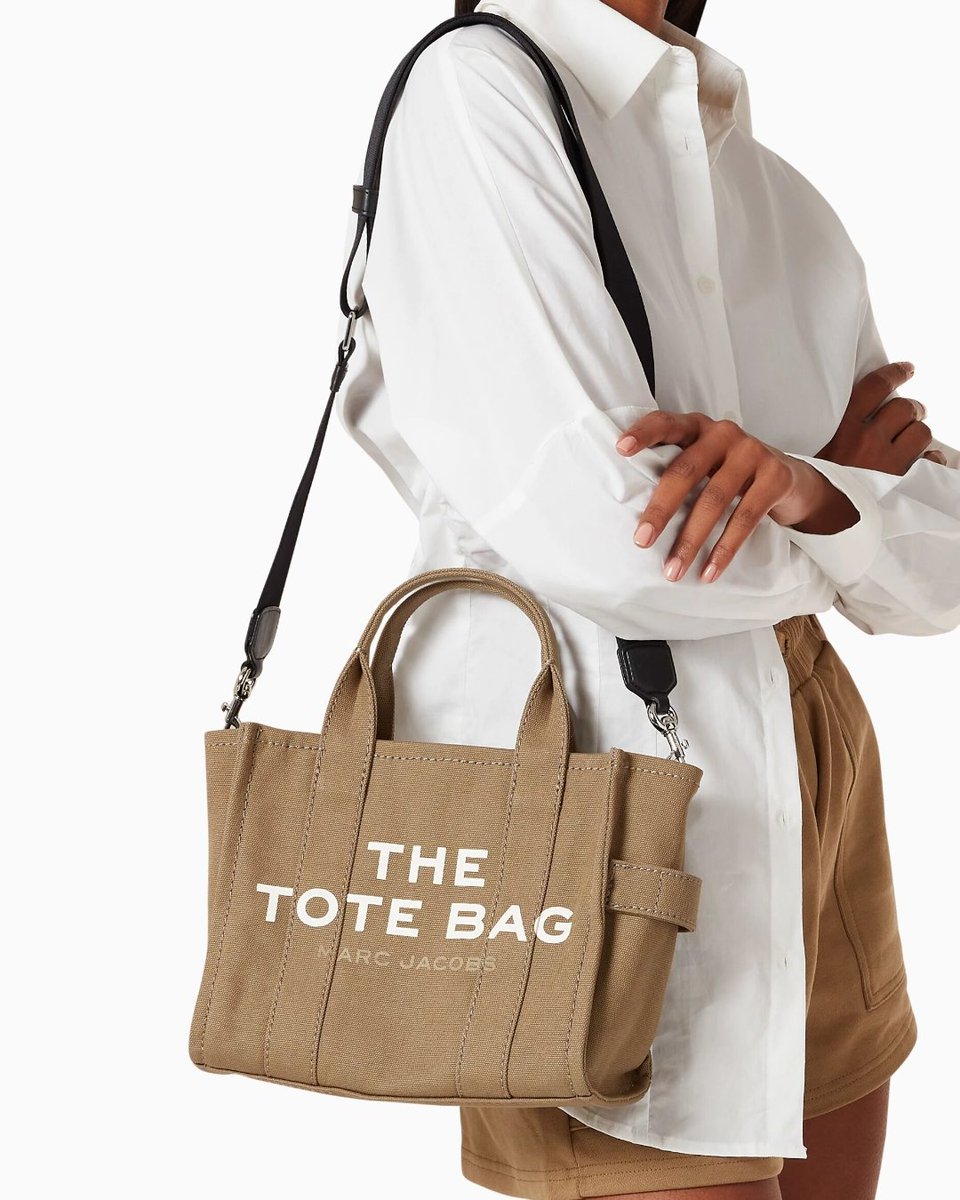 Ce petit cabas Marc Jacobs comporte une fermeture zippée et peut être porté par ses poignées supérieures ou par sa bandoulière tissée amovible.

Découvez nos sac à main #marcjacobs dans notre boutique en ligne #chictime

#sacamain #sac #thetotebag #look #lookdujour