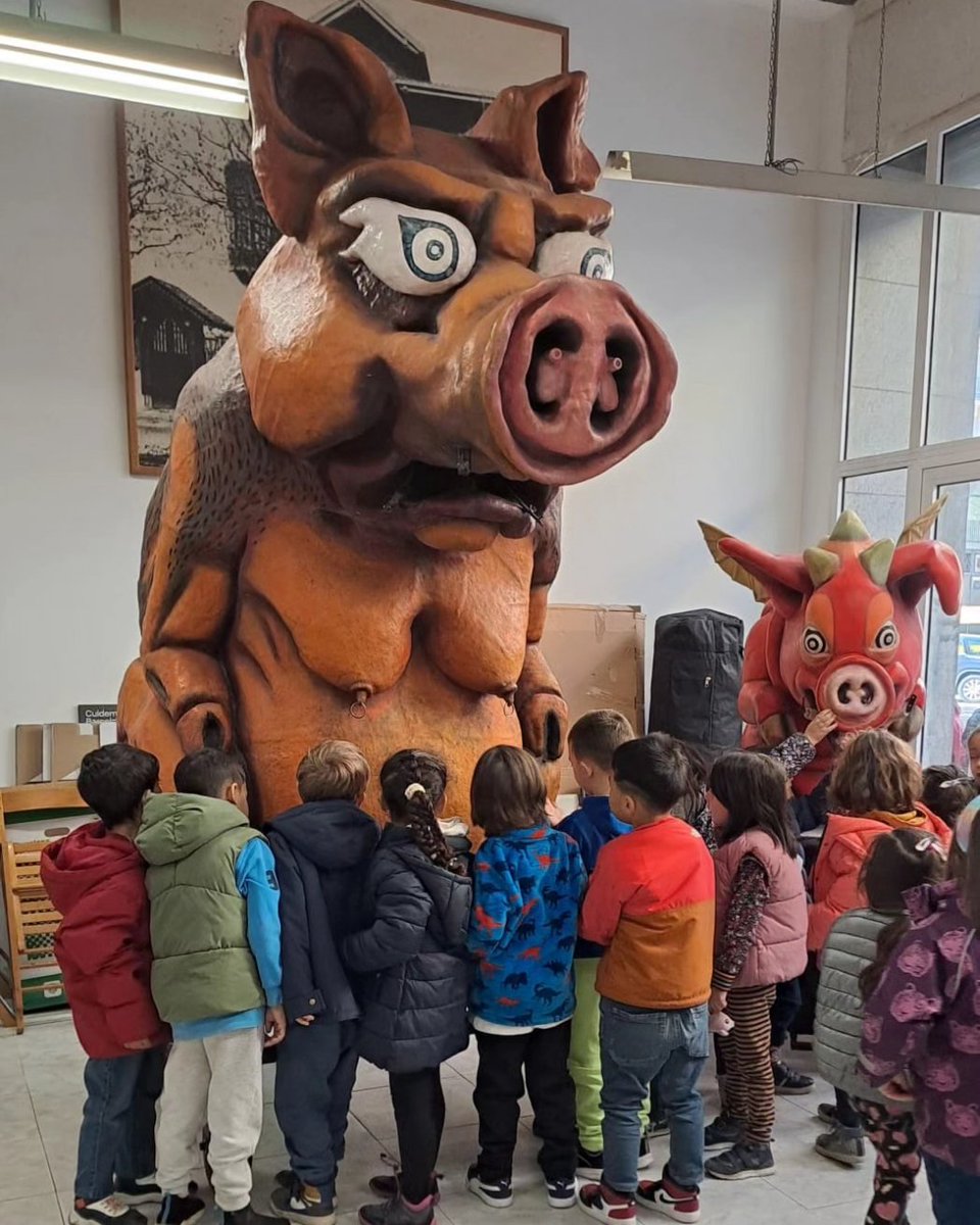 Avuí ens han visitat els infants de l'escola @escolaferransunyer per poder gaudir una estona amb la porca i l'espurna. 🐖🐷 
Gràcies per la vostre visita!! 🥰
I gràcies els nostres diables per fer l'acompanyament 😊🔥