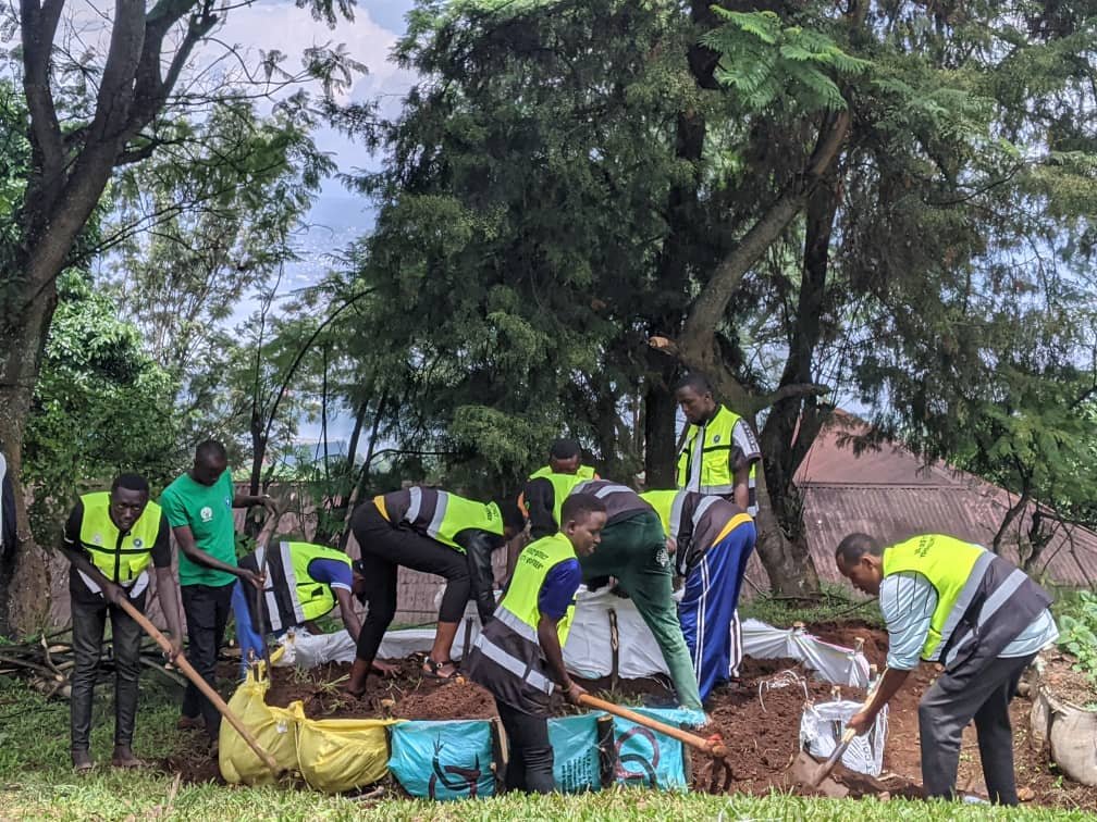 RYVCP_Kamembe's tweet photo. None #RYVCP_Kamembe twiriwe mu bikorwa bya #HumanSecurityIssues, aho twakomeje ibikorwa byo kubaka imirima w'igikoni y'ikitegererezo ku Bigo Nderabuzima duhereye ku cya #MontCyanguguHC mu rwego rwo kurwanya igwingira n'imirire mibi mu bana bato!
@RwandaLocalGov
#Tujyanemo✊🏽🇷🇼 https://t.co/Elgcrok6St