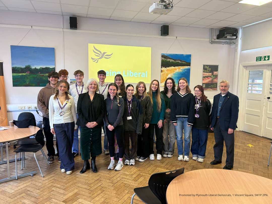 🔶CAROLINE VOADEN MEETS HIGH SCHOOL STUDENTS 🔶Caroline Voaden, the LibDem PPC for South Devon (ex-Totnes constituency), talked about Liberal Democracy to Year 13 students at Devonport High School for Girls. #Plymouth #devon #LibDems