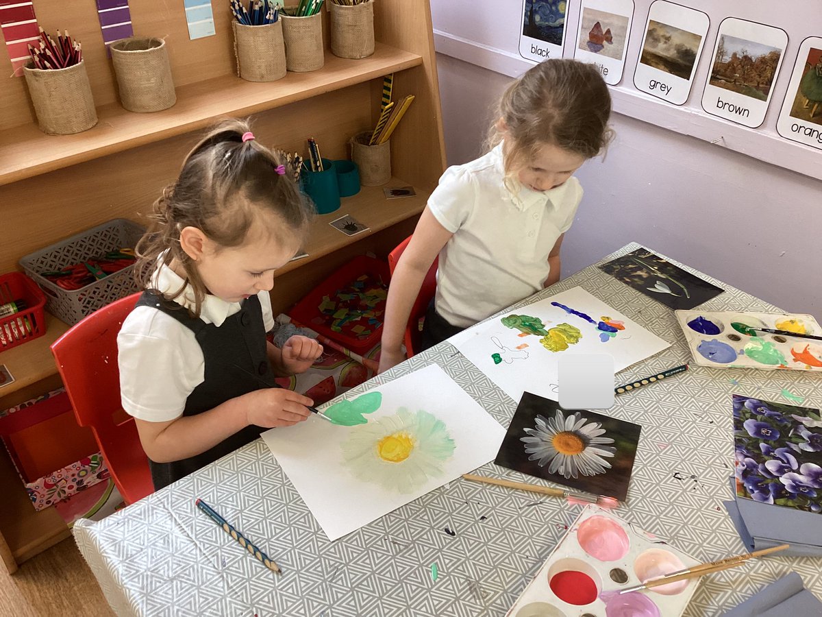 BroughPrimary's tweet image. EYFS- This week the children have been using their observational skills to paint spring flowers 🌼🌸🌷🪻🌻 #springisonitsway