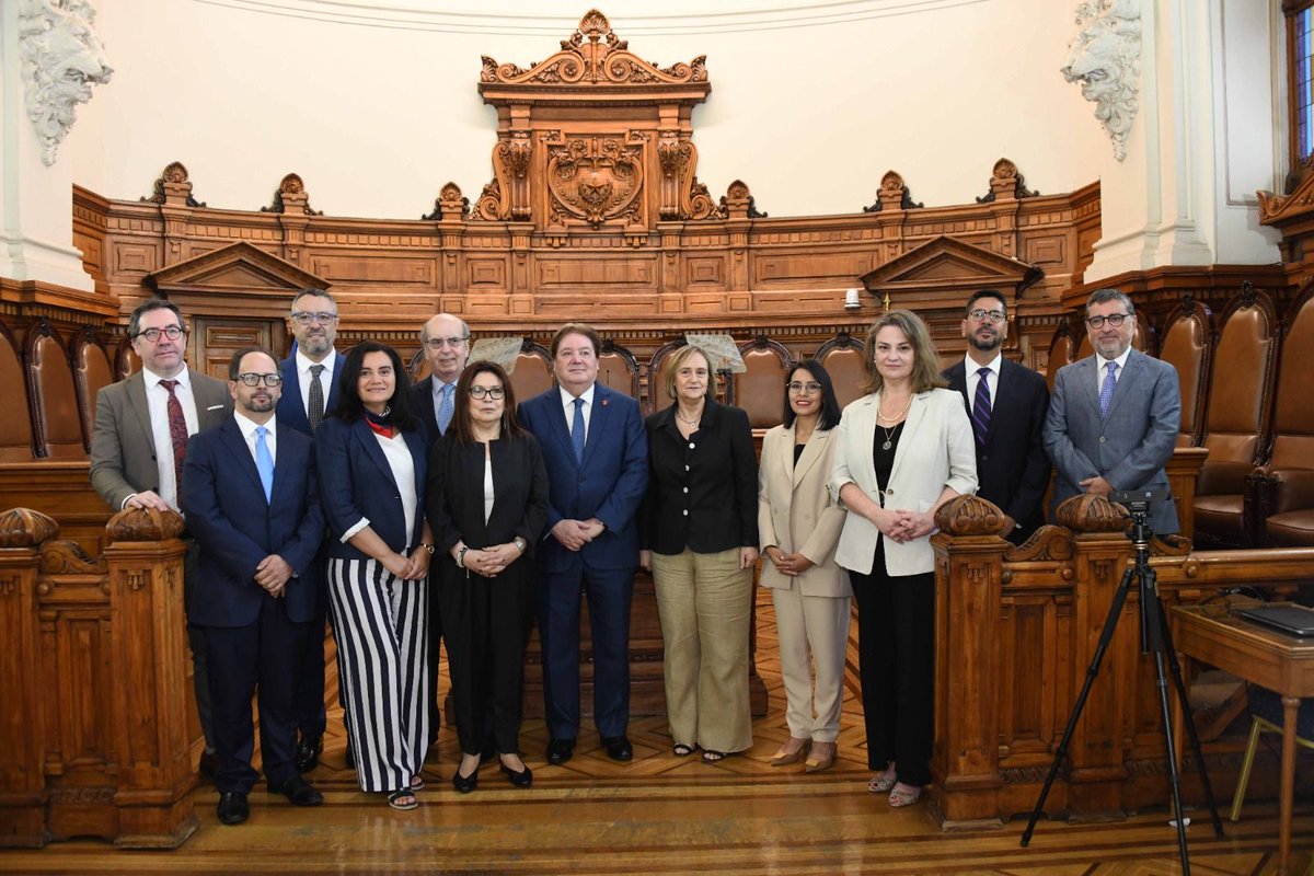 Facultad de Derecho UAH (@derechouah) on Twitter photo Docentes #DerechoUAH / HOY la profesora del Departamento de Derecho Público #UAH Andrea Ruiz <a href="/andrearuizrosas/">Andrea Ruiz Rosas</a> juró como abogada integrante de la Corte Suprema 🤩👏🏽 ¡FELICIDADES! Docentes #DerechoUAH / HOY la profesora del Departamento de Derecho Público #UAH Andrea Ruiz <a href="/andrearuizrosas/">Andrea Ruiz Rosas</a> juró como abogada integrante de la Corte Suprema 🤩👏🏽 ¡FELICIDADES!