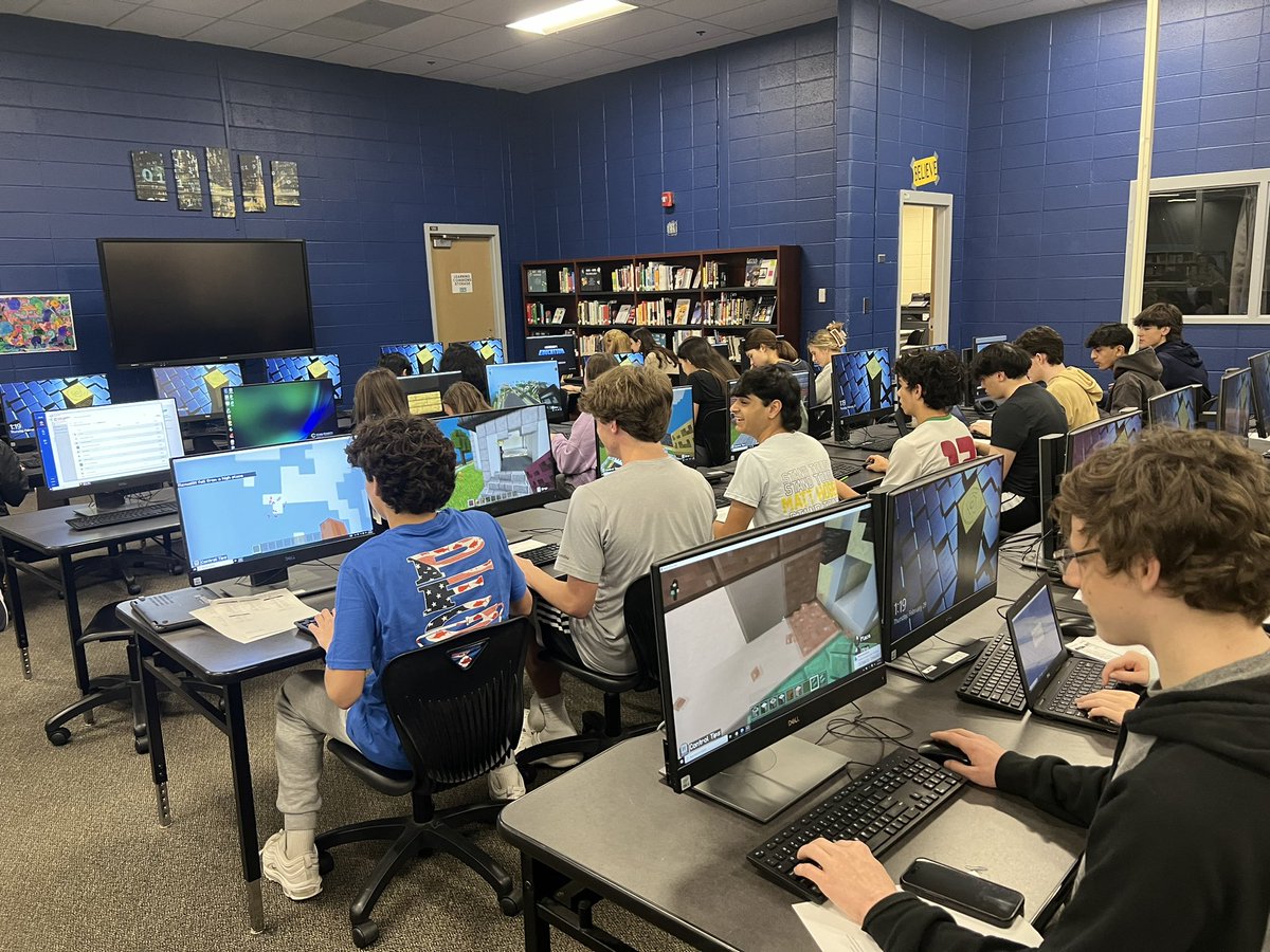 Minecraft proved an engaging way for @PopeHS1 Spanish 3 Ss to creatively apply their vocab by crafting a virtual city. 🏙️🤩@PlayCraftLearn #CobbInTech @MicrosoftEDU