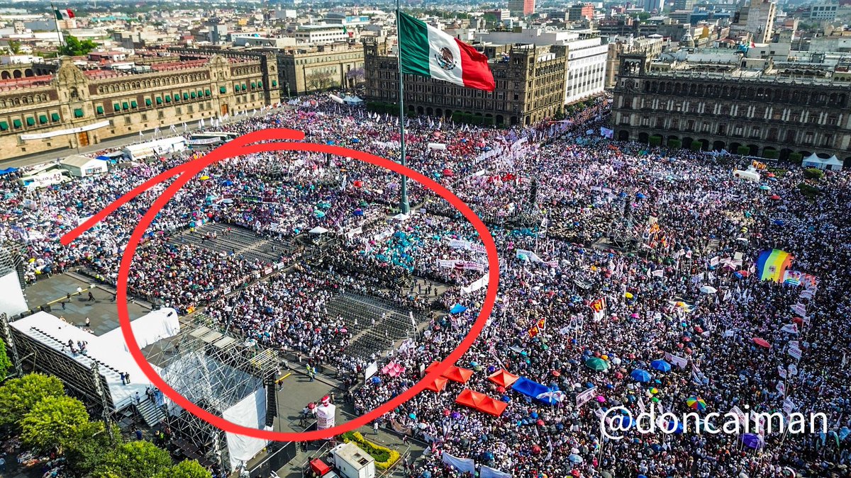 chucho_cuerero's tweet image. Cuando una tercera parte del zócalo lo tienes &quot;reservada&quot; para asistentes VIP el resto lo llenas lucrando con la ignorancia autoinfligida de un pueblo imbécil.