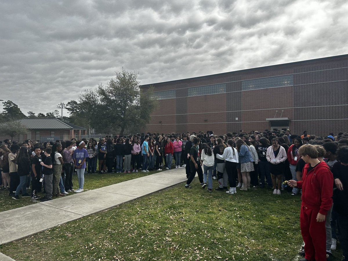 Staff & 8th grade Panoramic Picture Day at “The U”💙❤️…..an interesting morning….wrangling over 400 8th graders inside and outside….but we did it! 👏🏾 #BehindTheScenes @MrsCNorris #bulldogs #greatnesscontinues