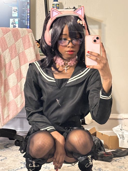 2 pic. Hop on league of legends, suffer with me~! ?? https://t.co/03kZKpsTj0