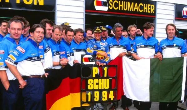 EspitiaF1's tweet image. Schumacher logró su primer campeonato mundial al volante del Benetton B194, mostrando una conducción magistral a lo largo de la temporada. Su consistencia y velocidad lo llevaron a la cima del deporte. 🌟💨 #Benetton #FirstTitle