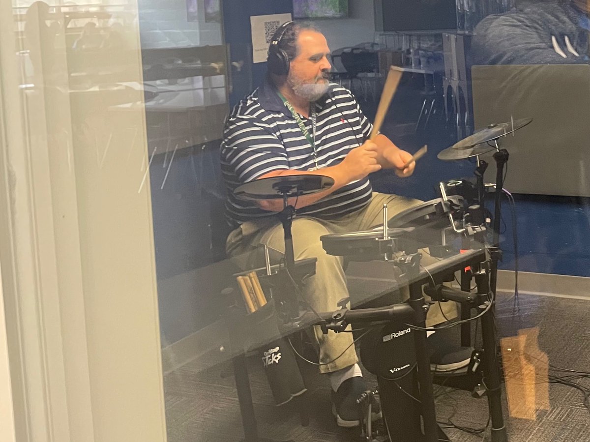 mrswachs's tweet image. 😂 We didn’t tell @MrsWhitney17 that you were Jamin’  in the Recording Studio too! As #FredMethod says 💗what you do right in front of the kids.