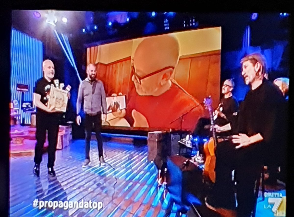 chiarabetta79's tweet photo. #propagandalive #propagandatop
#rodrigoderasmo che a #sanremo2024 dice " Sangiuliano " dal palco dell'Ariston merita applausinfiniti 👏🏻👏🏻👏🏻
E vince pure un premio che forse lo traumatizzera' a vita 🙃. Scultura bellissima, è il soggetto il problema. https://t.co/UzKBxfSr6H