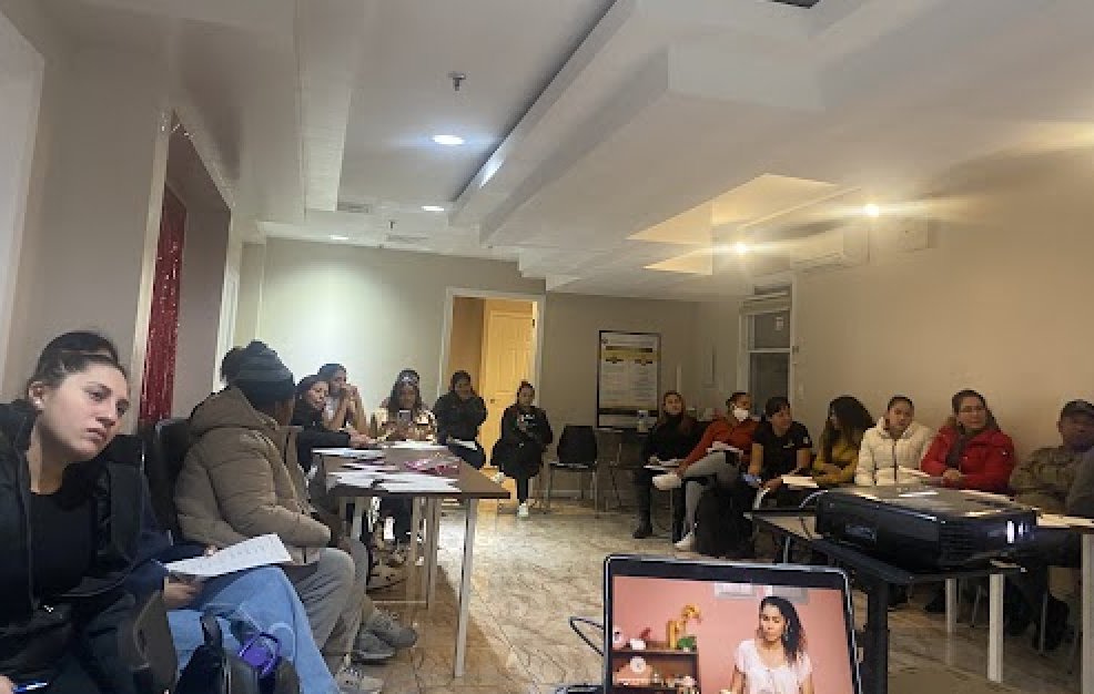 🧵5/7 We understand the importance of ESL courses & this is why by partnering up w/ @csinews & @NYCImmigrants we have been able to host ESL classes & the #WeSpeak program in all 3 of our centers. -- Every day workers are learning how to communicate at the job site.