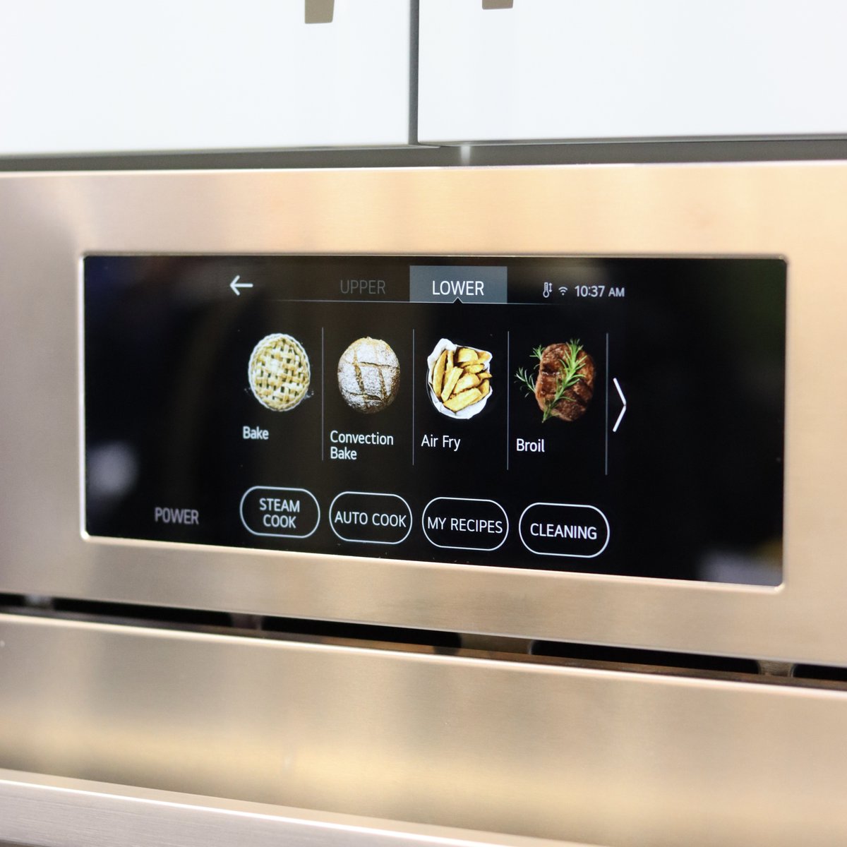 SKSappliances's tweet image. Day 3 of #KBIS2024 was one for the books. Chef Jordan joined Chef Nick in the culinary demo excitement as guests enjoyed a final day of viewing our built-in luxury kitchen innovations and savoring our olive oil tastings. 🍴

Hope to see you at next year’s KBIS festivities. 🥂