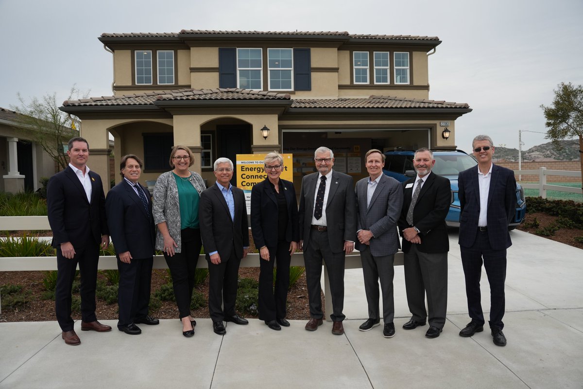 APEP along w/ @kbhome @SunPower @SchneiderElec @SCE @Kia @wallboxchargers hosted Secretary of @ENERGY @SecGranholm for a tour of the first all-electric, solar and battery powered microgrid communities in California feat Vehicle-to-Home (V2H) technology. bit.ly/43ggOs1
